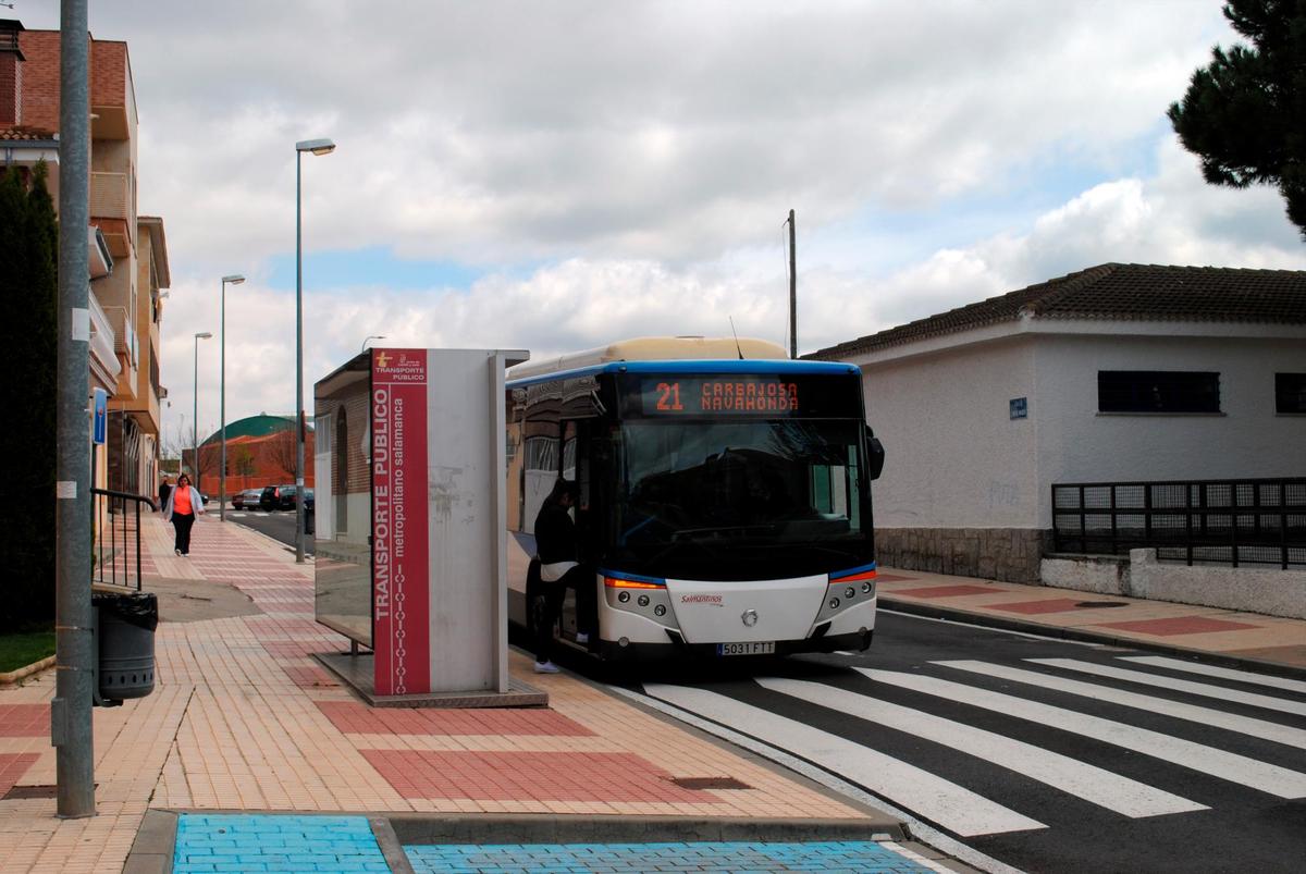 Autobús recogiendo viajeros en Carbajosa.