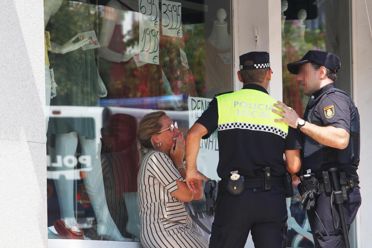 Una mujer llora desconsolada cerca del lugar de los hechos