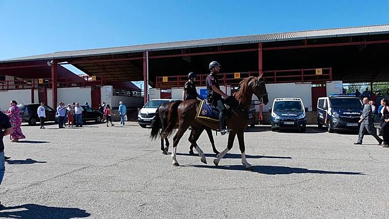 Los agentes a caballo trabajan en el recinto ferial.