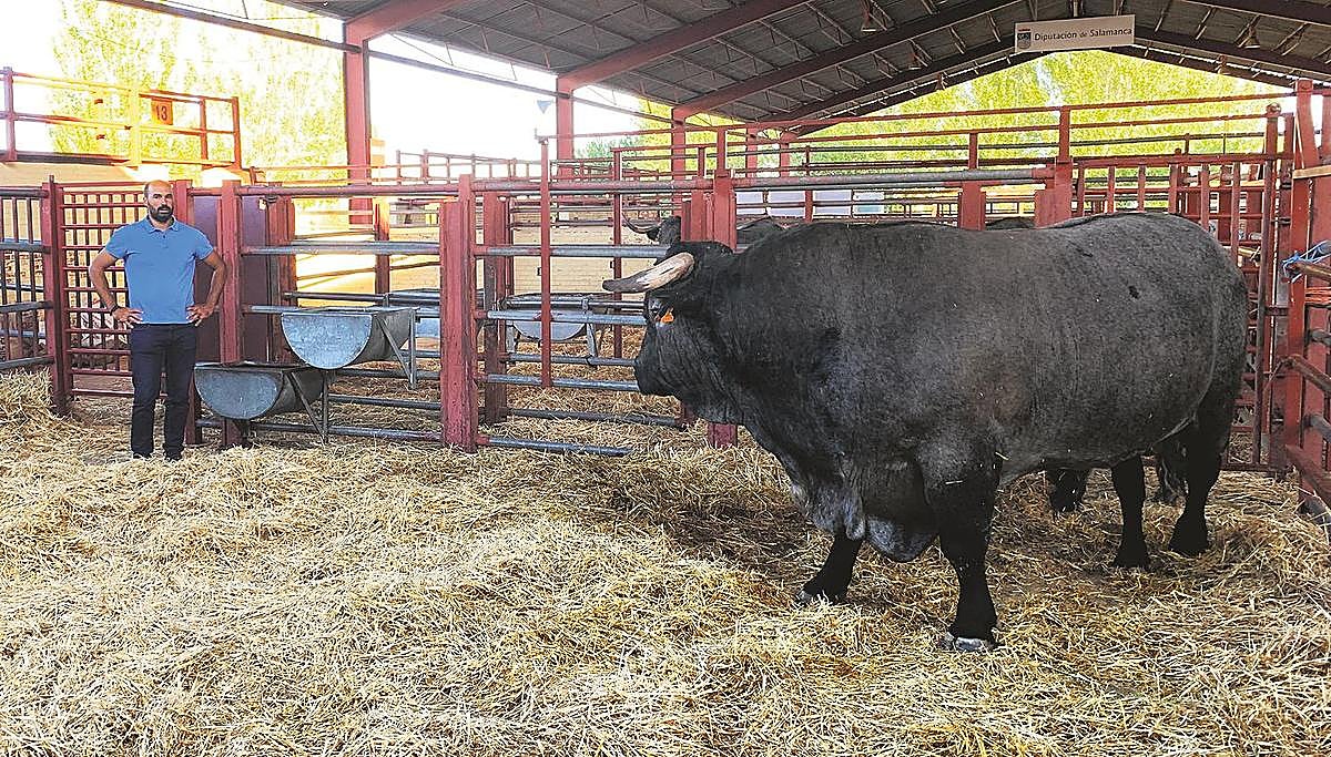 José Luis Gutiérrez Bernal,  junto al campeón.