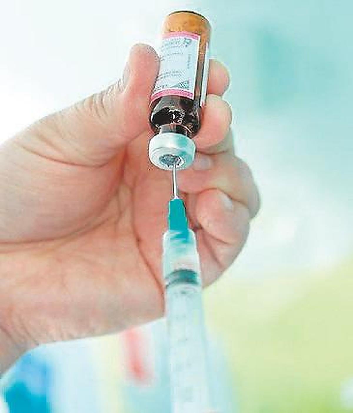 Preparación de una dosis de la vacuna triple vírica.