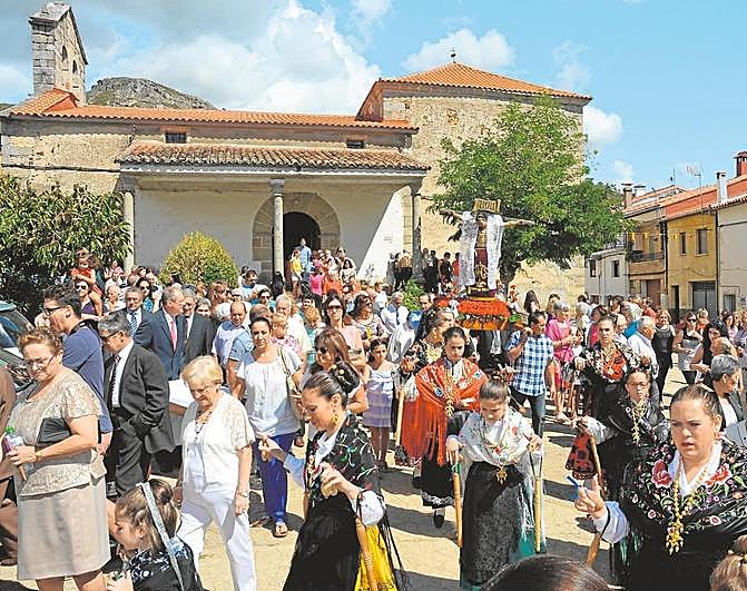 Salida en procesión de la iglesia con el Santísimo Cristo del Humilladero.