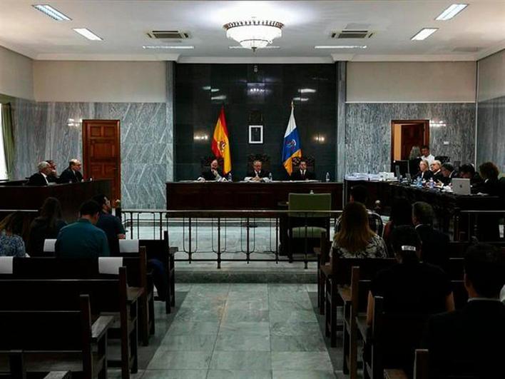 El Tribunal de Justicia de Canarias también lo inhabilita durante dieciocho años y le impone una multa 60.000 euros.