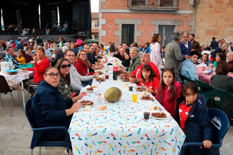 La merienda de la vaca abarrota la plaza de Villoria