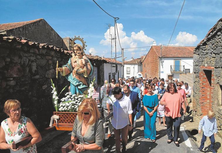 La procesión de la Virgen de la Misericordia recorrerá de nuevo este año las calles de Valdelacasa.