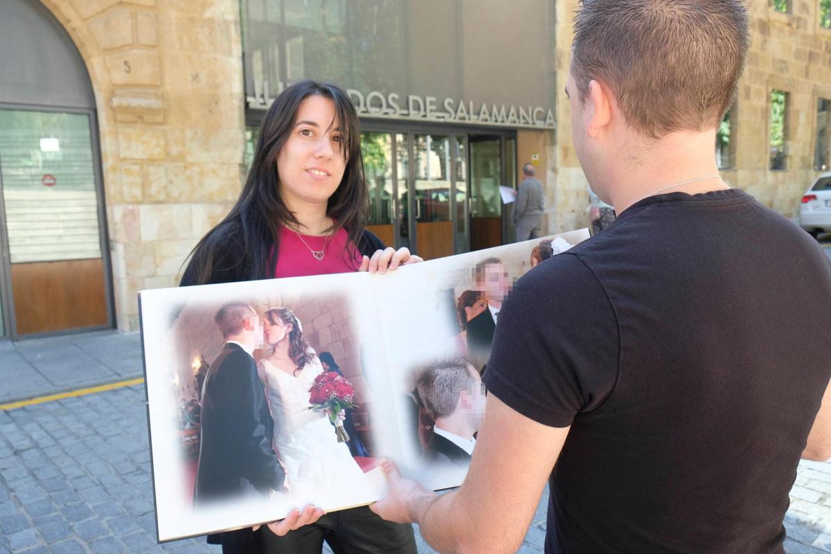 Miryam Fernández y su marido, con el álbum de su boda que llevaron este martes como prueba a los Juzgados.