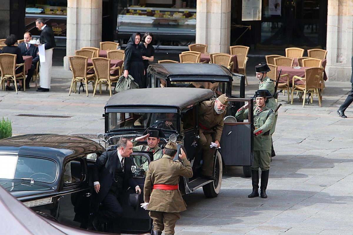 Un momento del rodaje en la Plaza de “Mientras dure la guerra”