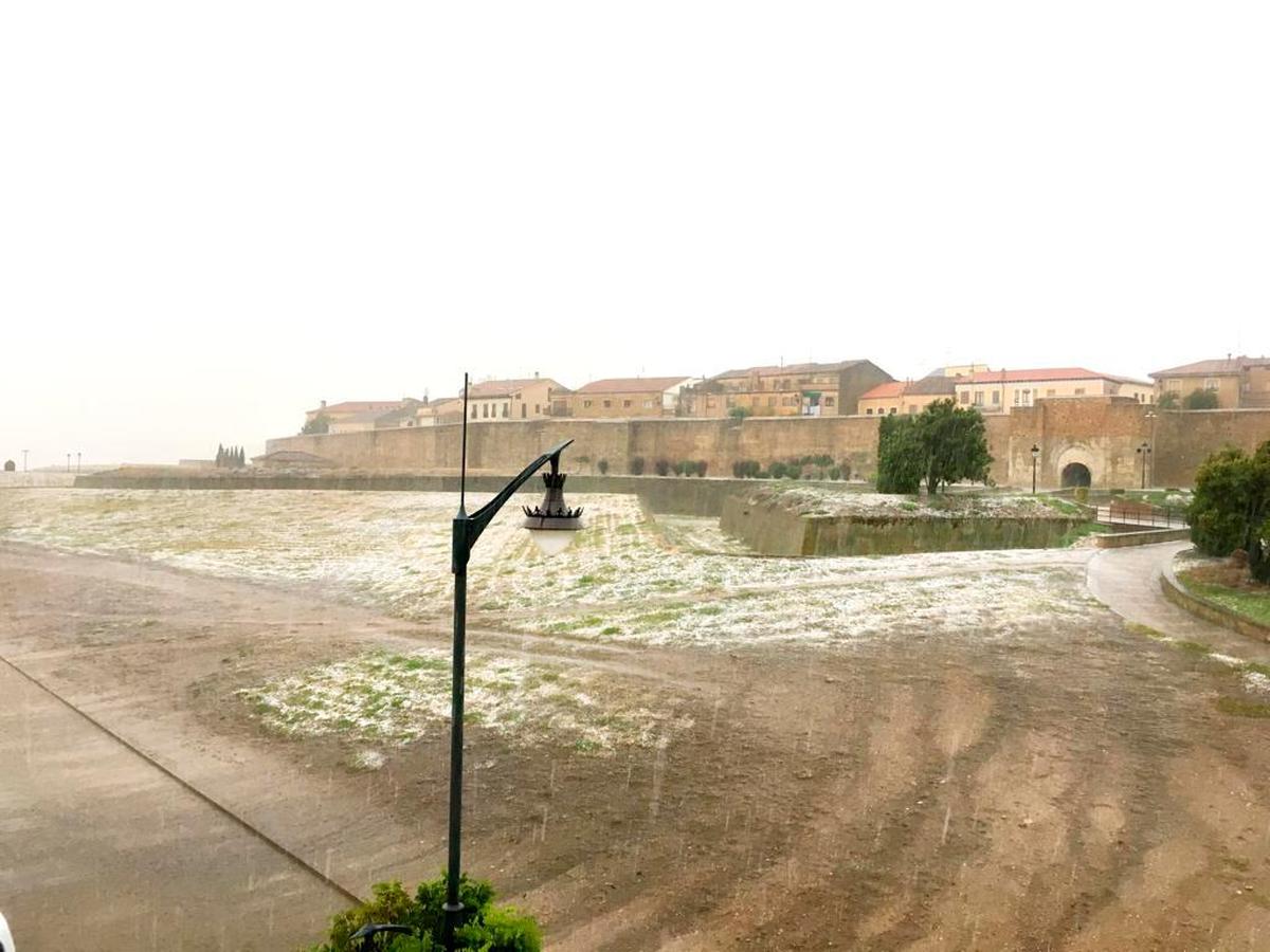 Los estragos de las alertas de la Aemet aparecen en Ciudad Rodrigo en forma de granizo y fuertes trombas de agua.