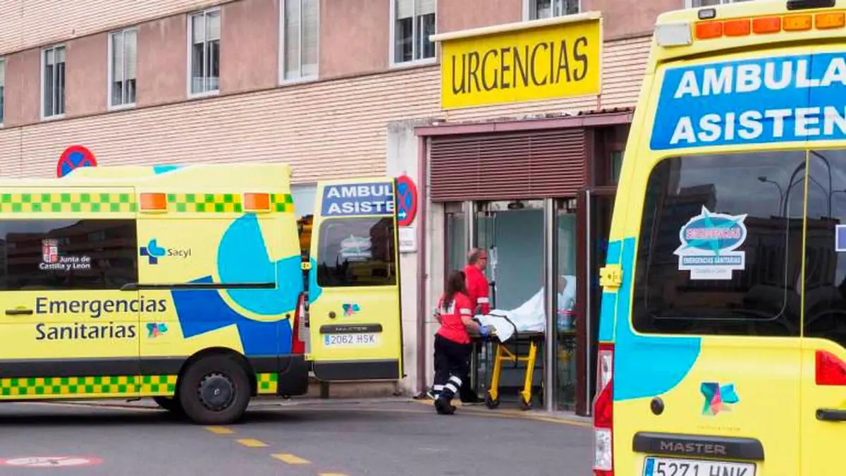 Profesionales del transporte sanitario introducen a un paciente por Urgencias