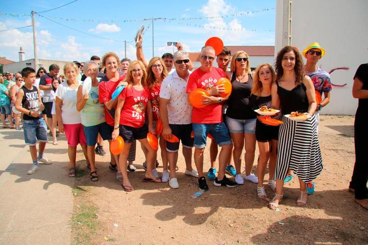 Los vecinos esperando el reparto en una de las citas gastronómicas de la localidad