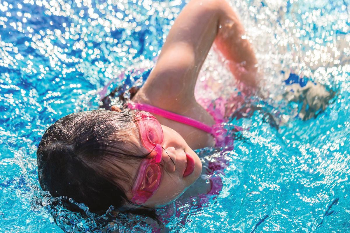 Piscis ofrece esta temporada cursos de natación en las piscinas municipales