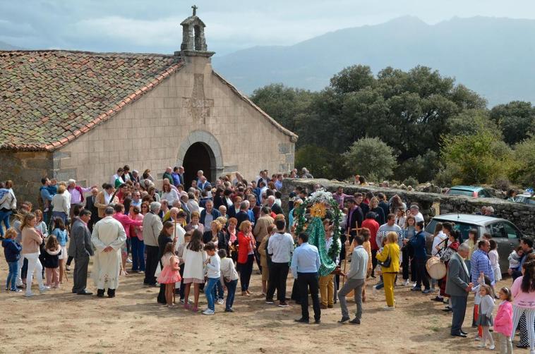 Los fieles desfilaron hasta la imagen de la Virgen para participar en el ofertorio en el día grande de las fiestas de Valdefuentes de Sangusín.