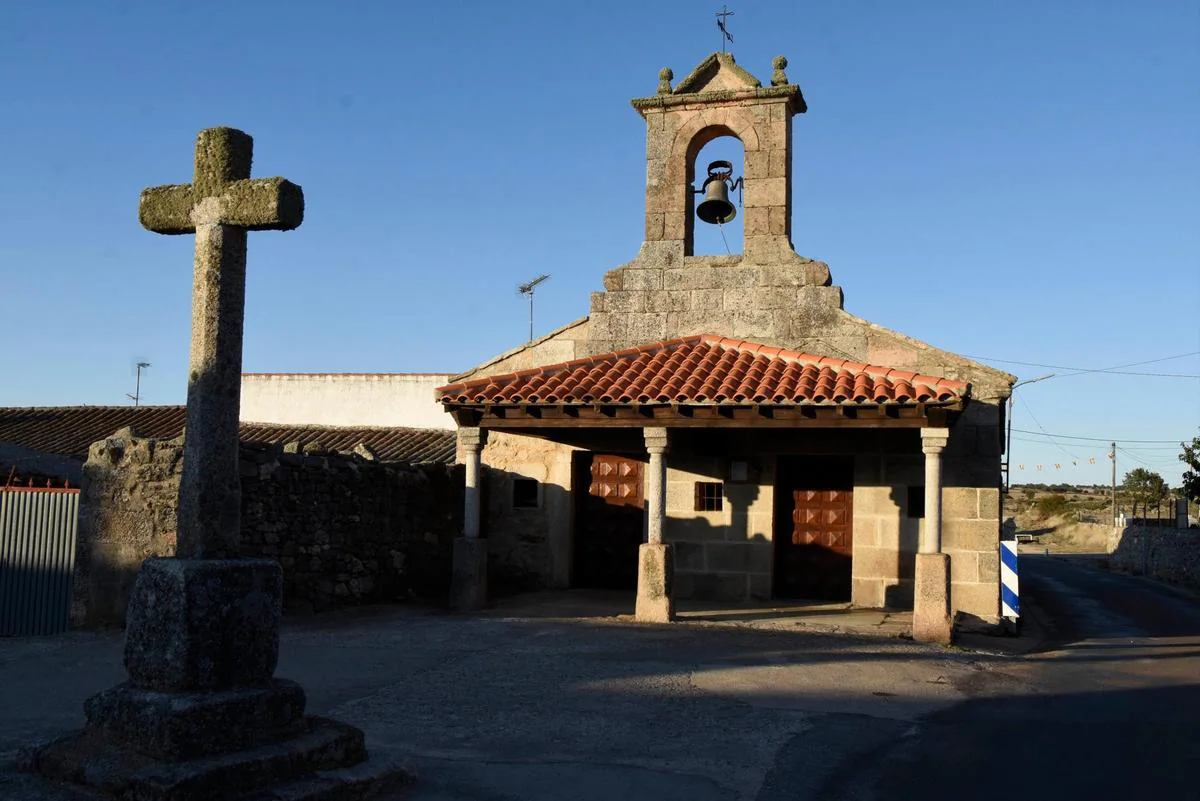 CIPÉREZ. Imagen de la ermita humilladero de Cipérez, con su crucero de granito.