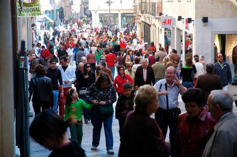 Imagen de la calle Toro de Salamanca, repleta de viandantes.