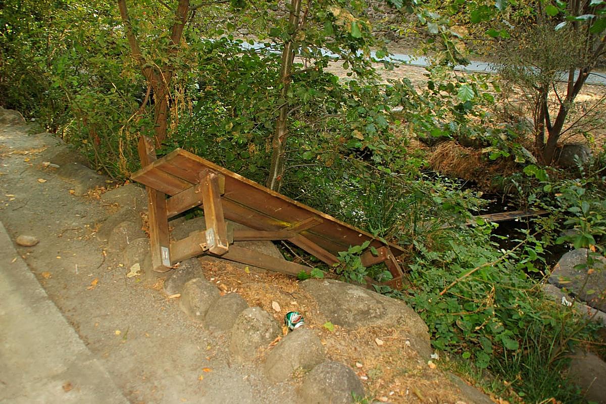 Un banco destrozado.
