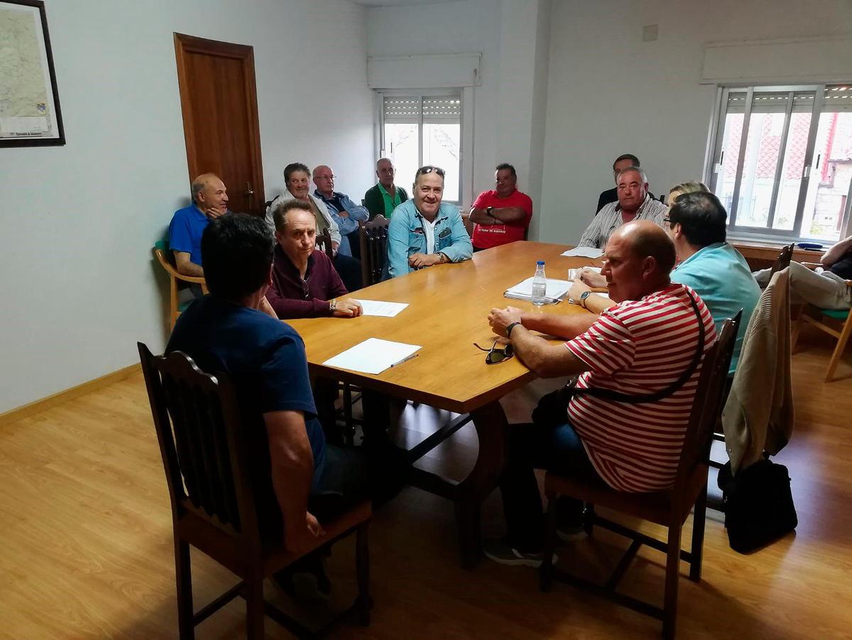 Momento del pleno en San Pedro de Rozados en el que se informó sobre este asunto