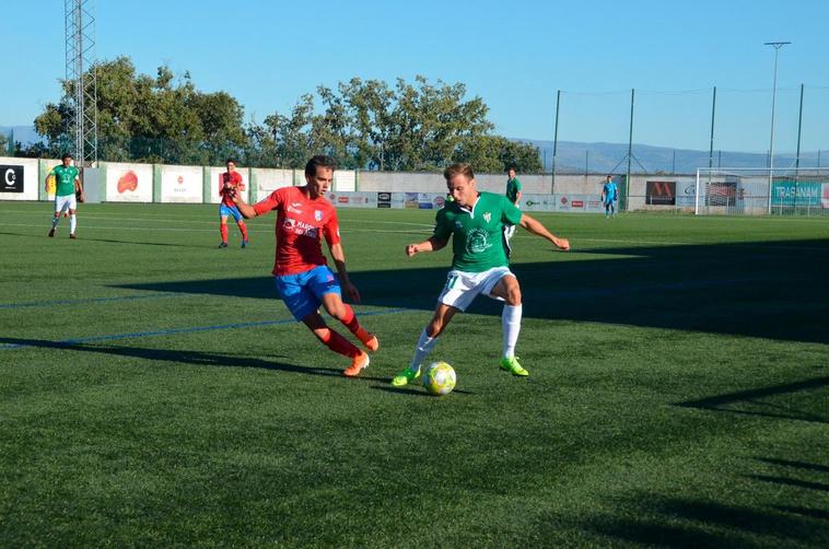 Carmona pelea por el balón con un rival.