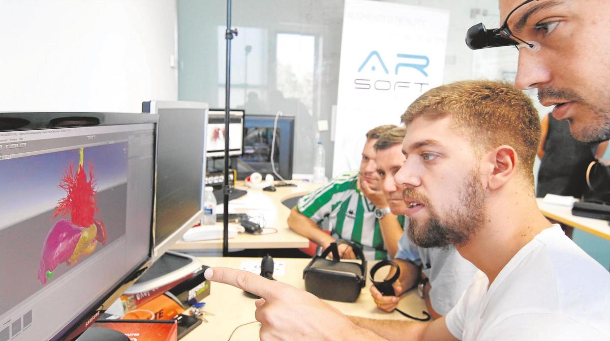 Los jóvenes informáticos de Arsoft y el médico Juan A. Juanes, que lidera el grupo de investigación que está llevando a cabo el proyecto, en la Incubadora del Parque Científico.