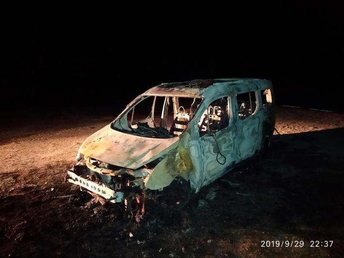 De esta forma quedó el coche calcinado en Valdefuentes de Sangusín