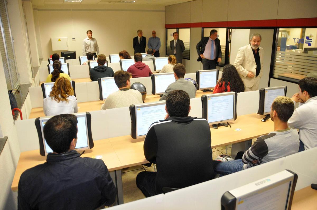 Sala de exámenes de la DGT en Salamanca.