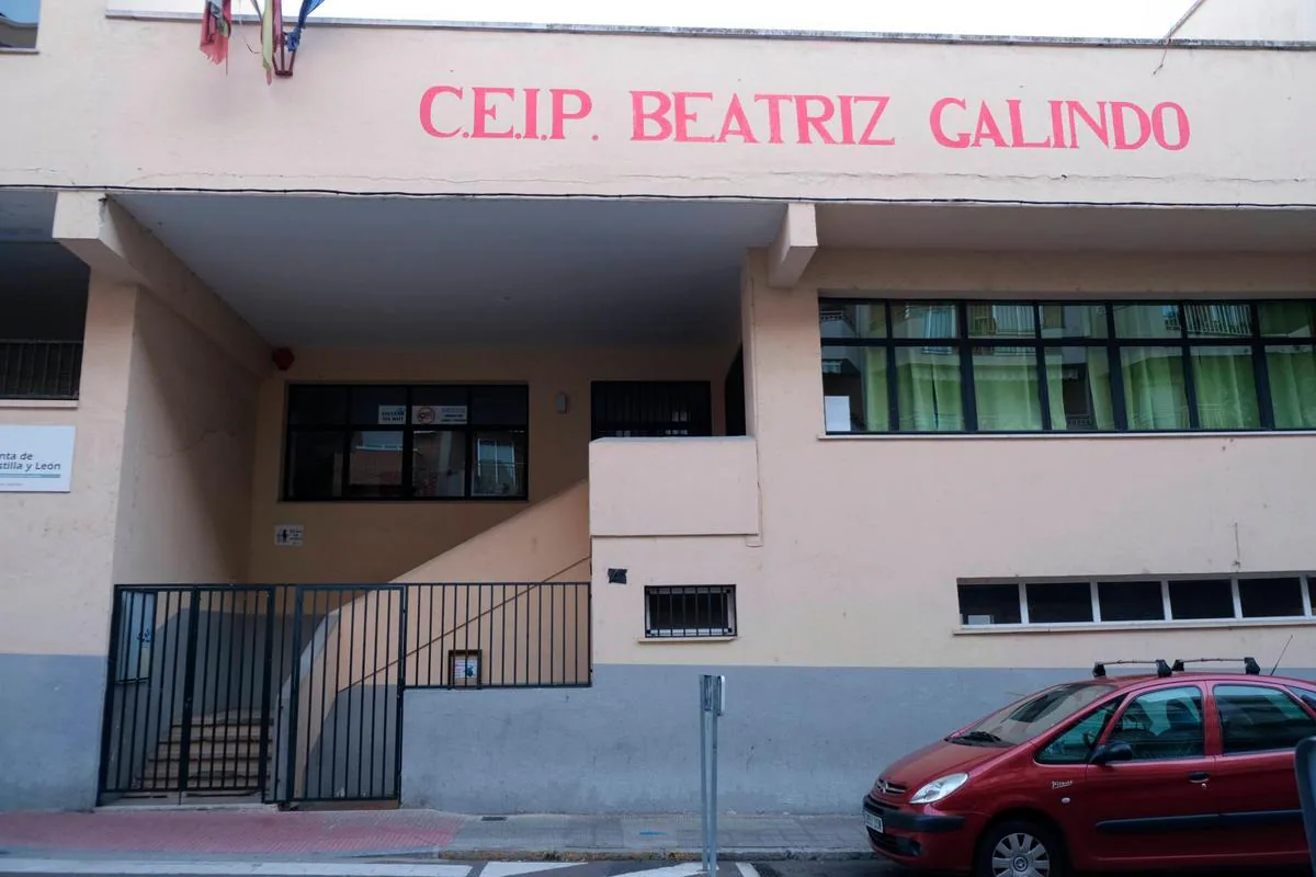 Fachada del colegio Beatriz Galindo en el barrio Vidal.