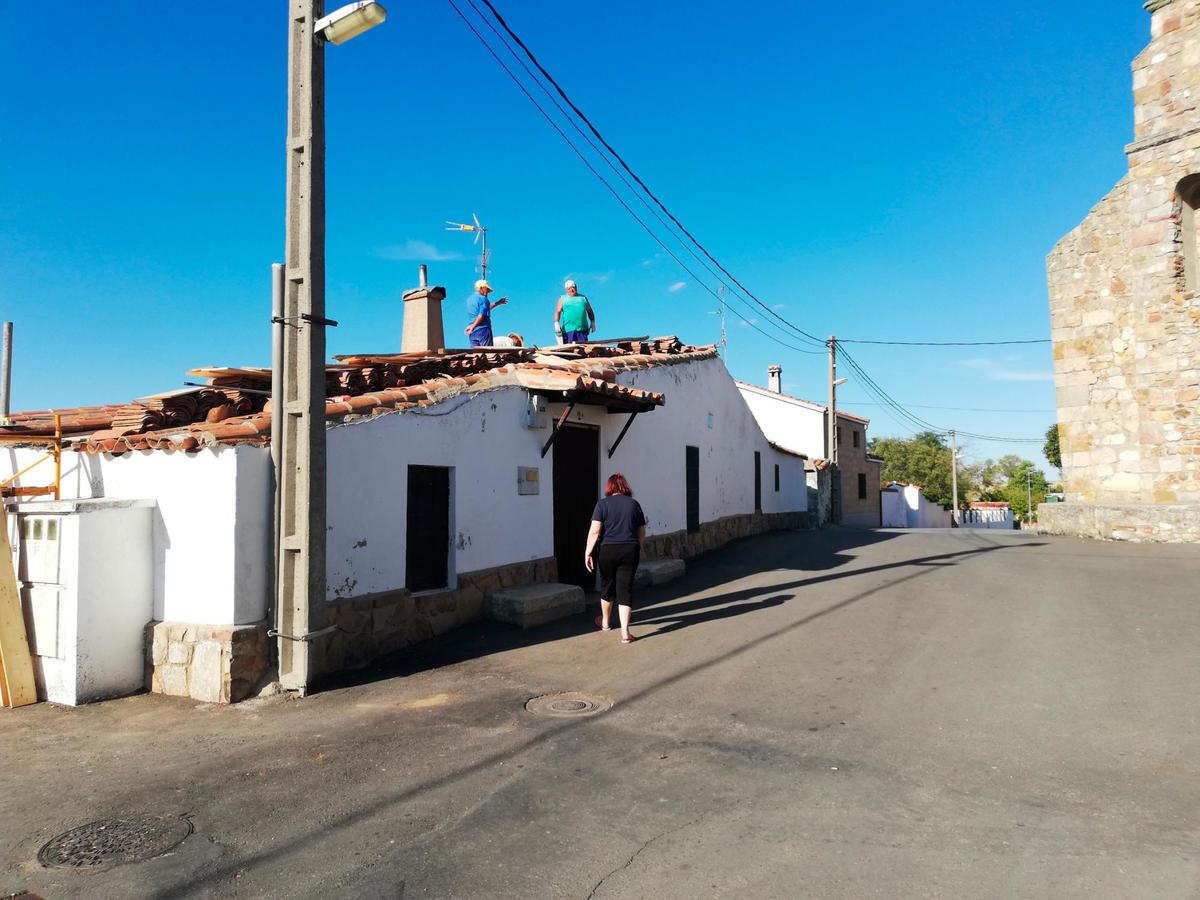 Gaspar y Serafín desde el tejado y Agustina aseguran estar preocupados por los olores.