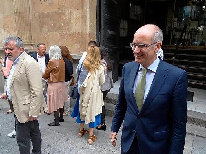 El presidente de la Diputación, Javier Iglesias, tras la concentración