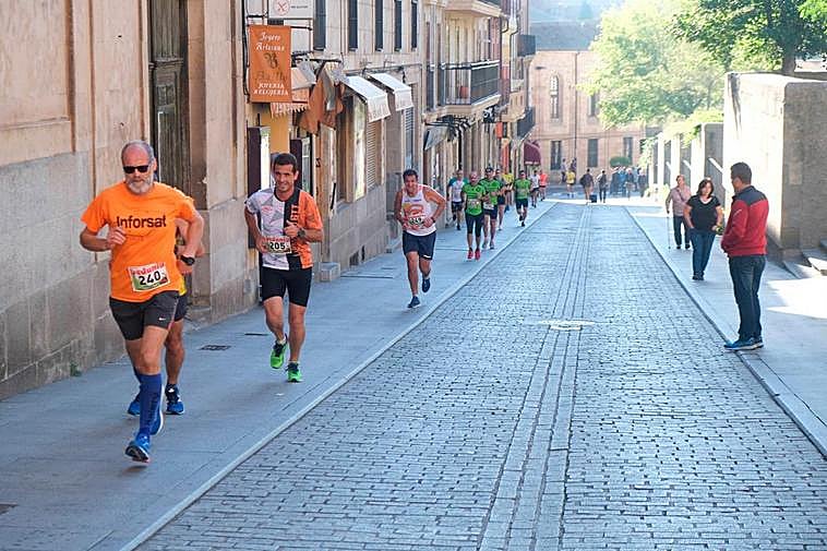 Los participantes en la carrera suben la Cuesta de Palominos