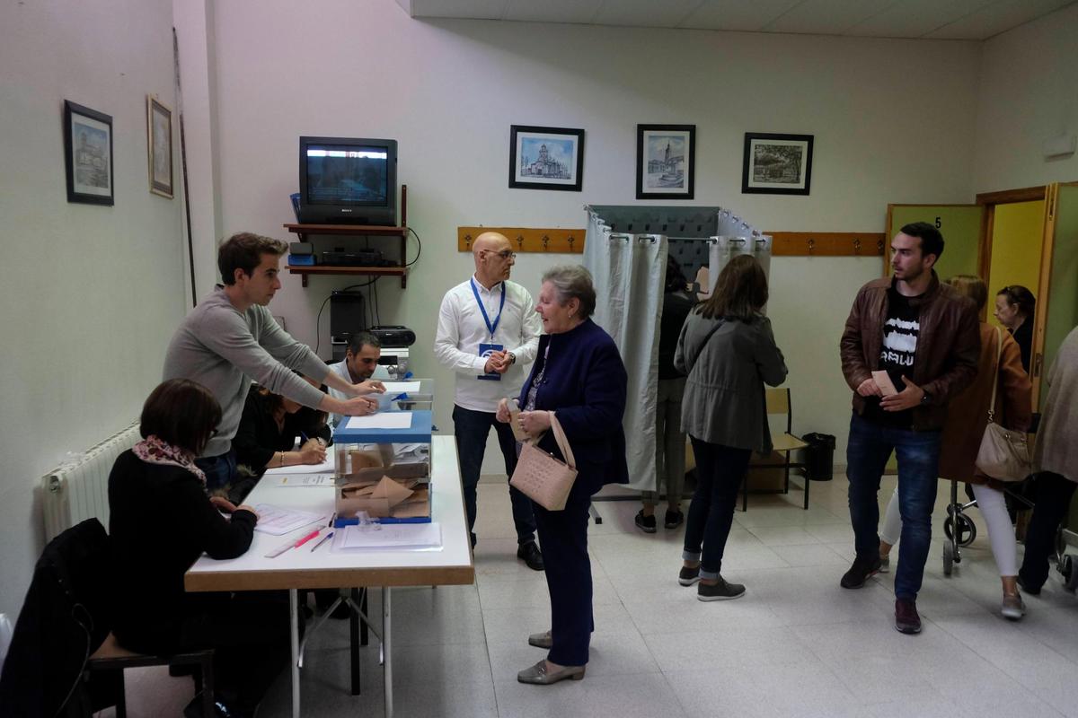 Salmantinos en un centro de votación en las elecciones general de abril.