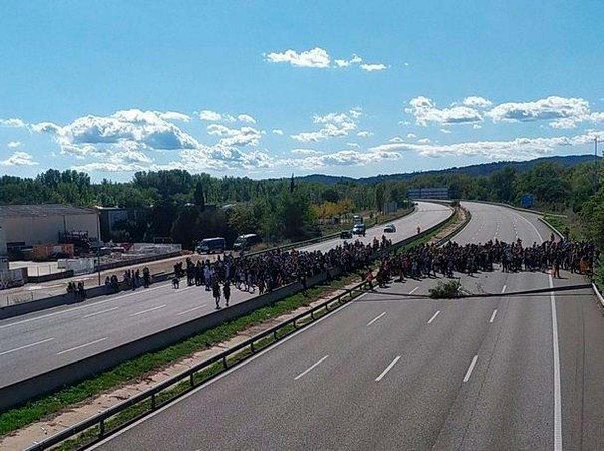 Los manifestantes cortaron la autopista AP-7