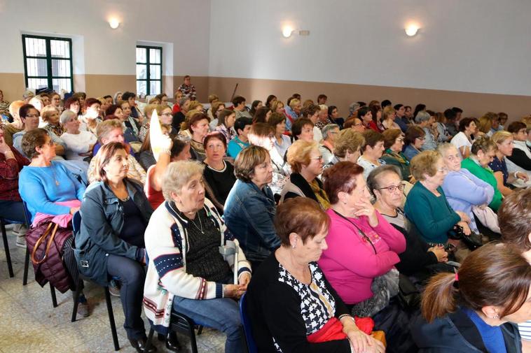 Mujeres de una quincena de localidades se reunieron en el teatro municipal de la villa cantalpinesa.