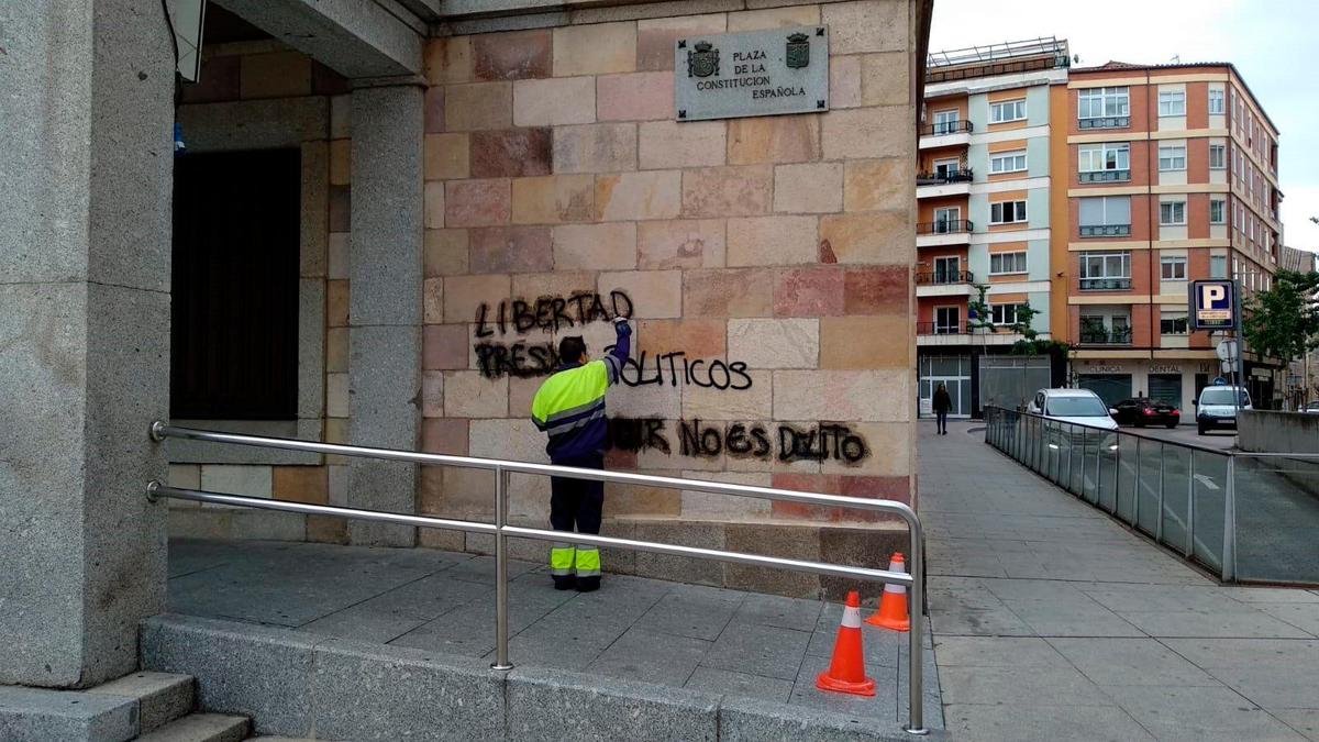 Pintadas en la Subdelegación del Gobierno en Zamora.