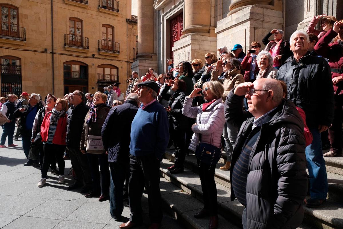 Turistas frente a la Casa de las Conchas.