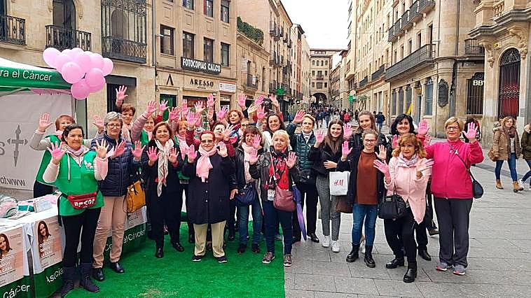 Manos rosas al aire, como parte de la campaña de AECC en la plaza del Liceo.