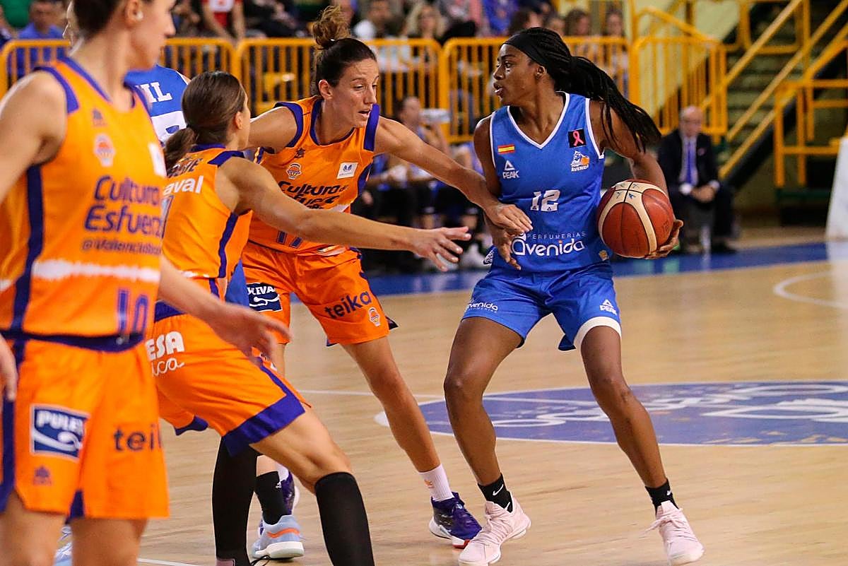 Hayes protege el balón en el encuentro ante el Valencia.