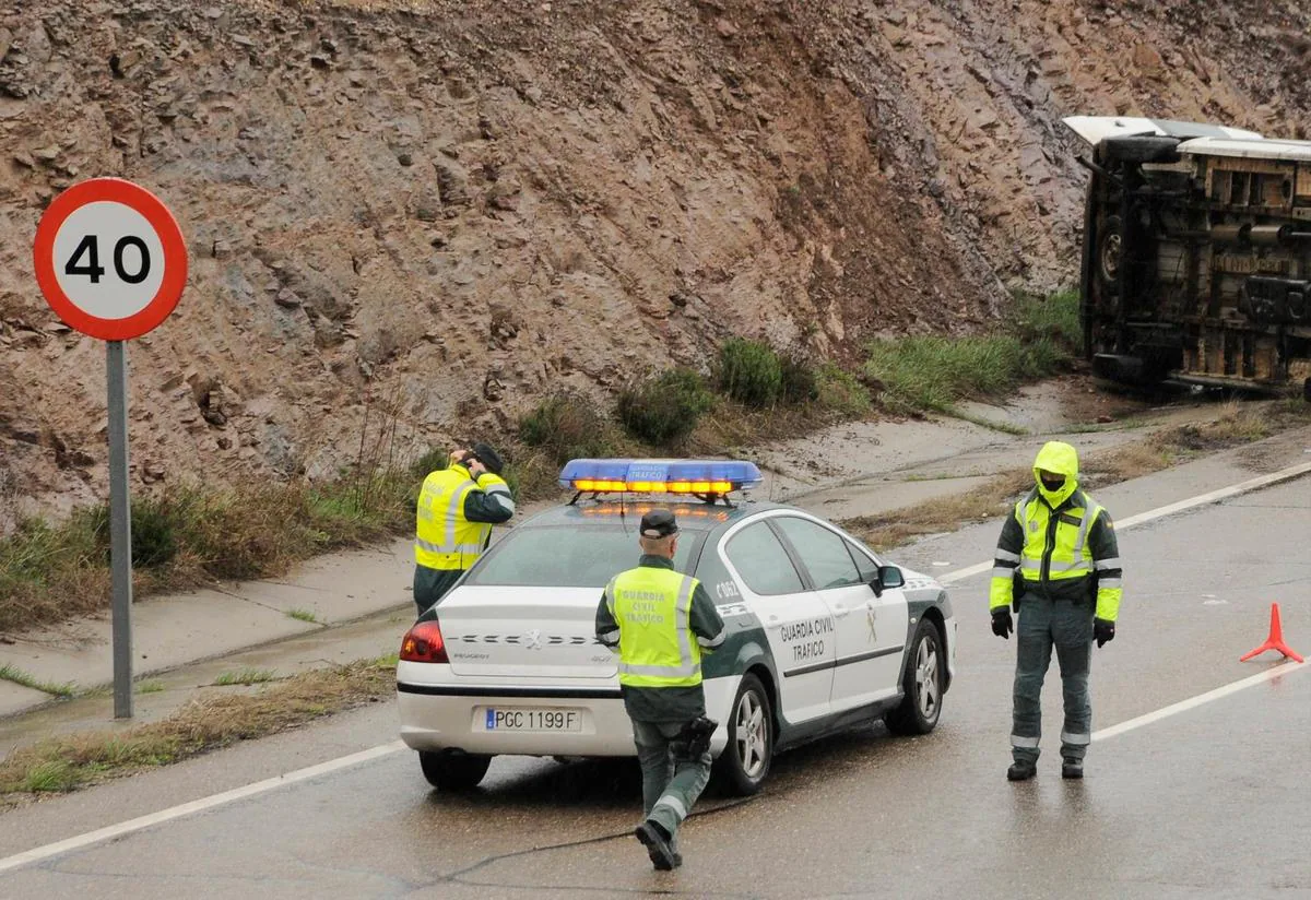 Agentes de la Guardia Civil interviniendo en un accidente de tráfico ajeno a esta información.