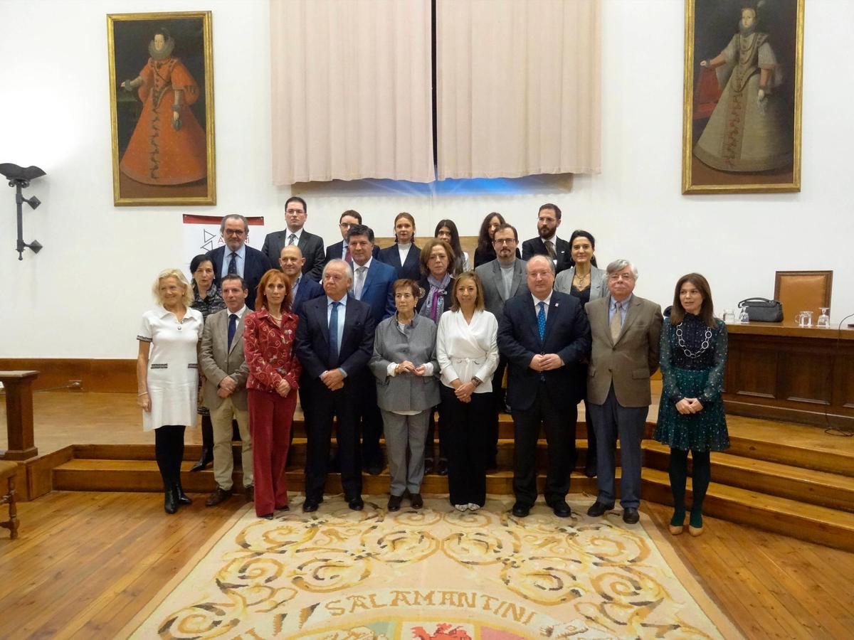 Ganadores, representantes de las familias mecenas y miembros de la Universidad de Salamanca.