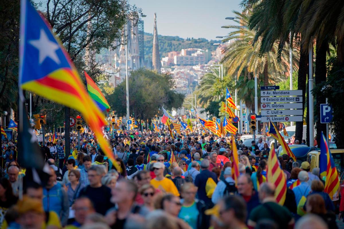 Manifestantes portando la bandera independentista