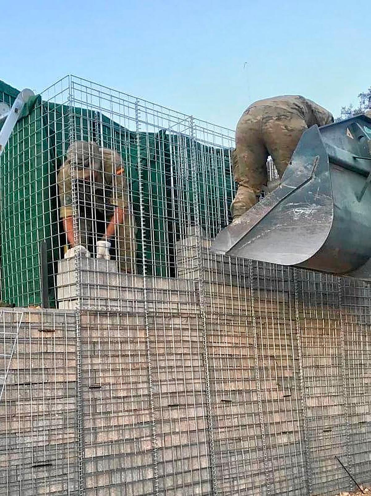 Militares en trabajos de reconstrucción.