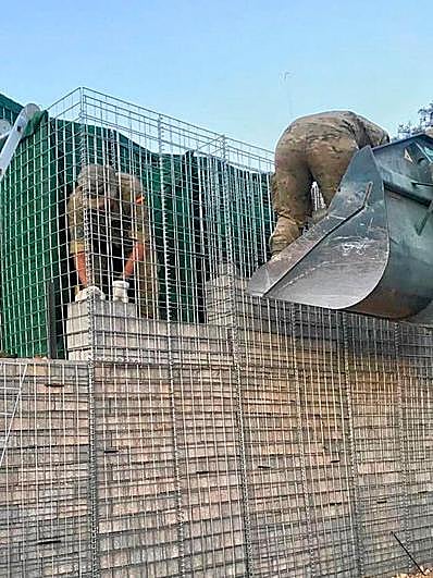 Militares en trabajos de reconstrucción.