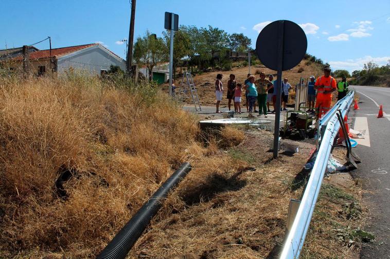 Momento del cierre de la calle por la Diputación. Al fondo, el montículo de terreno que se quiere rebajar.