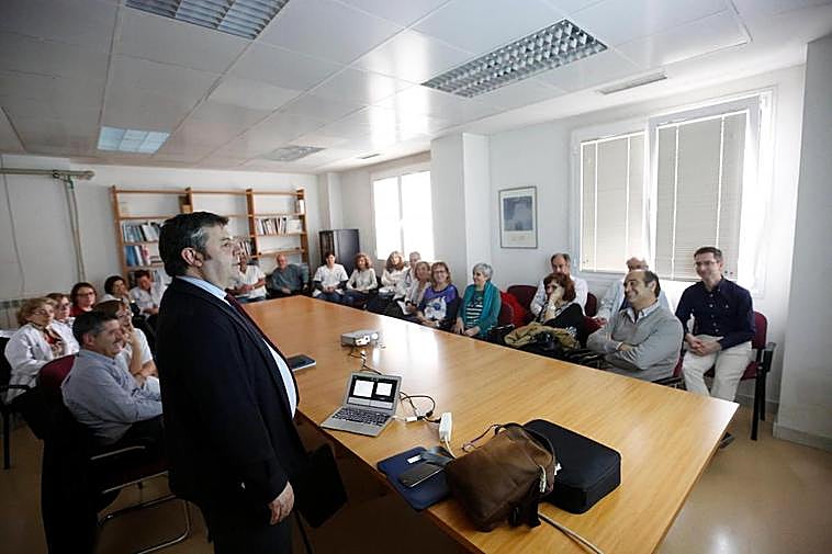 Imagen de archivo de una reunión entre el traumatólogo Juan Blanco y profesionales de Garrido Norte.