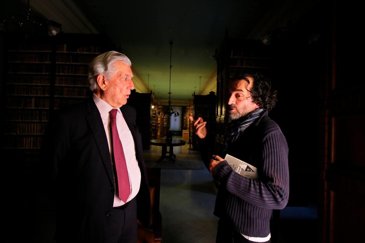 Vargas Llosa y Chema de la Peña, durante el rodaje del documental “Mario y los perros”.
