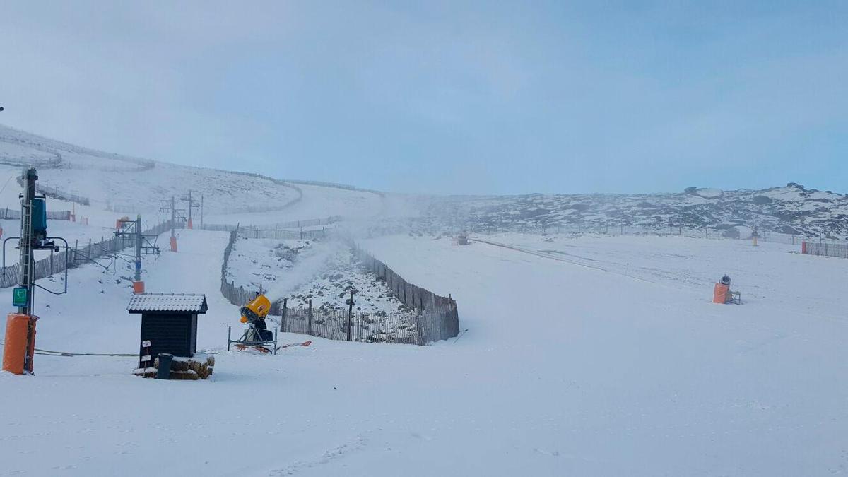 Imagen de cañones de nieve trabajando en las pistas de La Covatilla en temporadas precedentes.