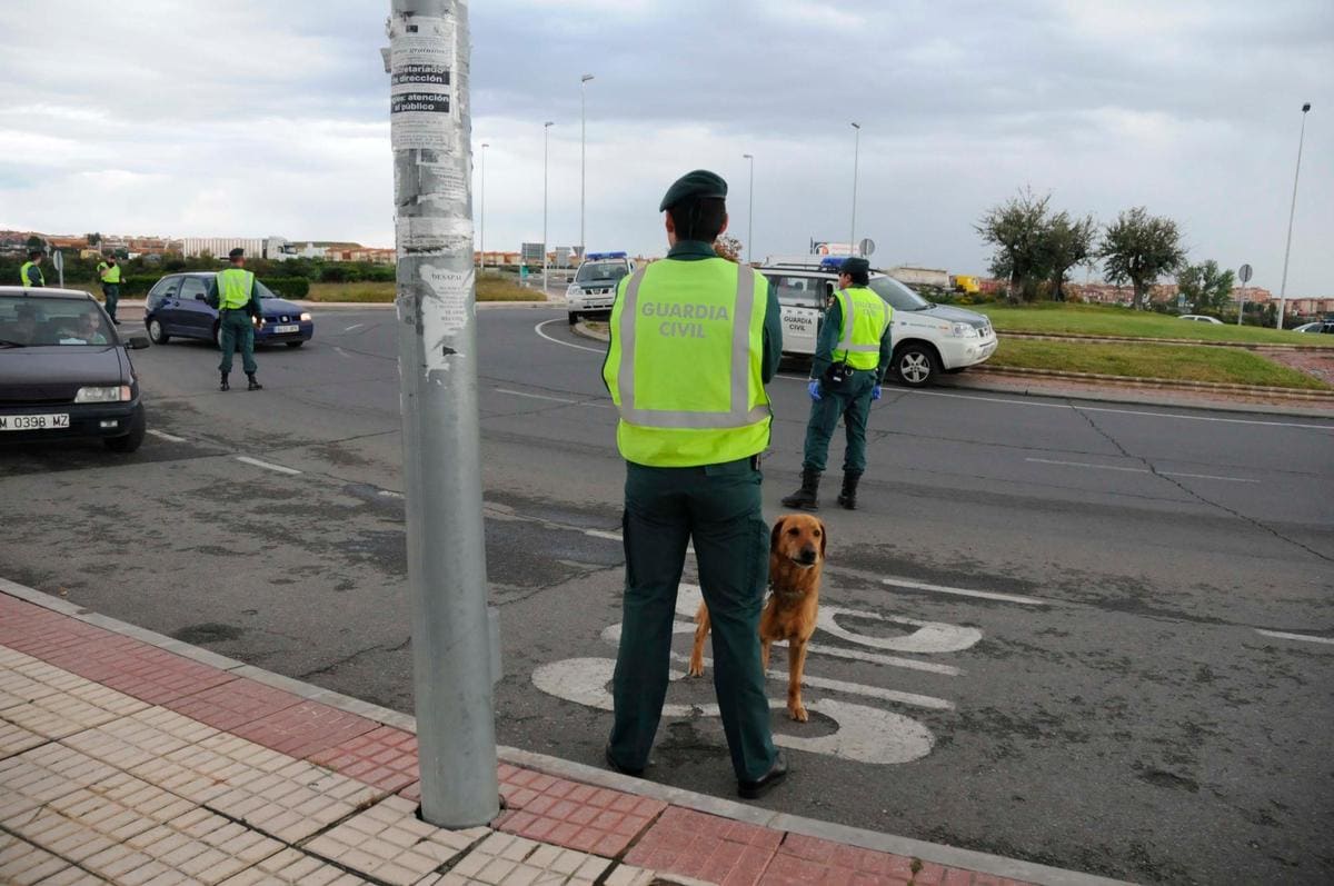 Control de la Guardia Civil en el rotonda del E.Leclerc.