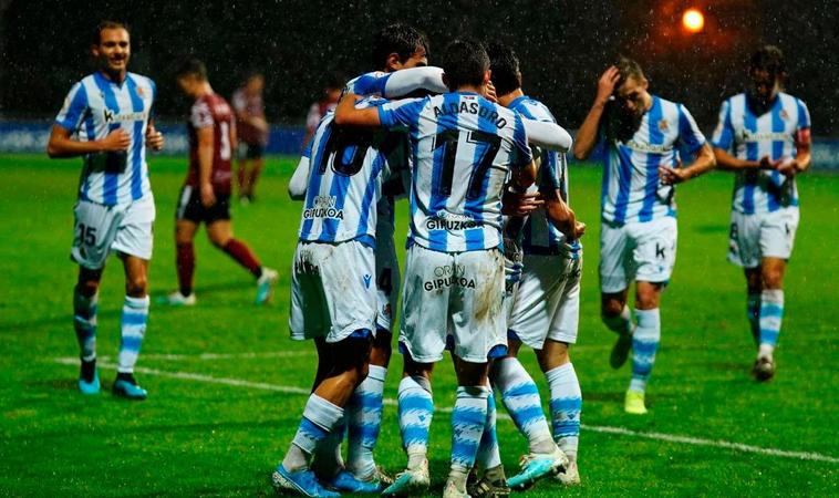 Los jugadores de la Real B celebran uno de los goles.