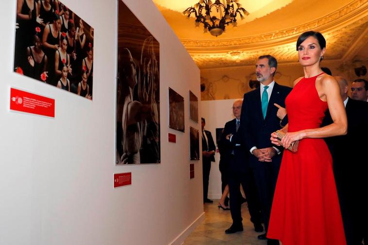 La Reina Letizia triunfa en Cuba con su misterioso vestido rojo