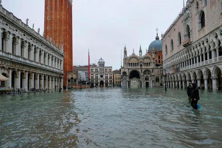 Calles de Venecia afectadas por la inundación.