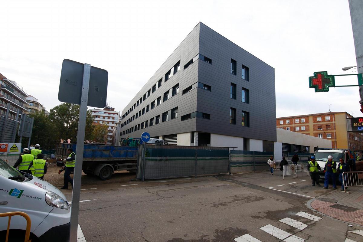 Trabajadores junto a la obra del nuevo centro de Victoria Adrados.