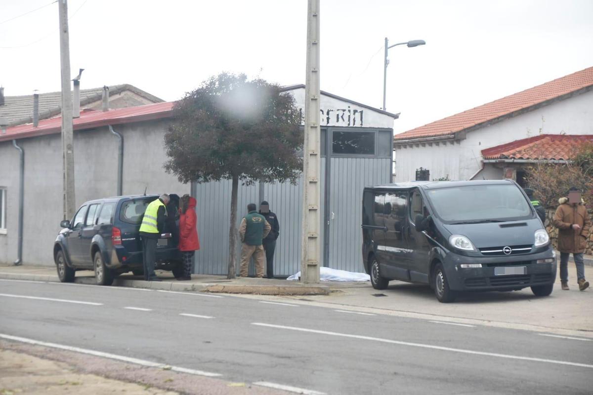 El varón ha fallecido en la nave en la que trabajaba.